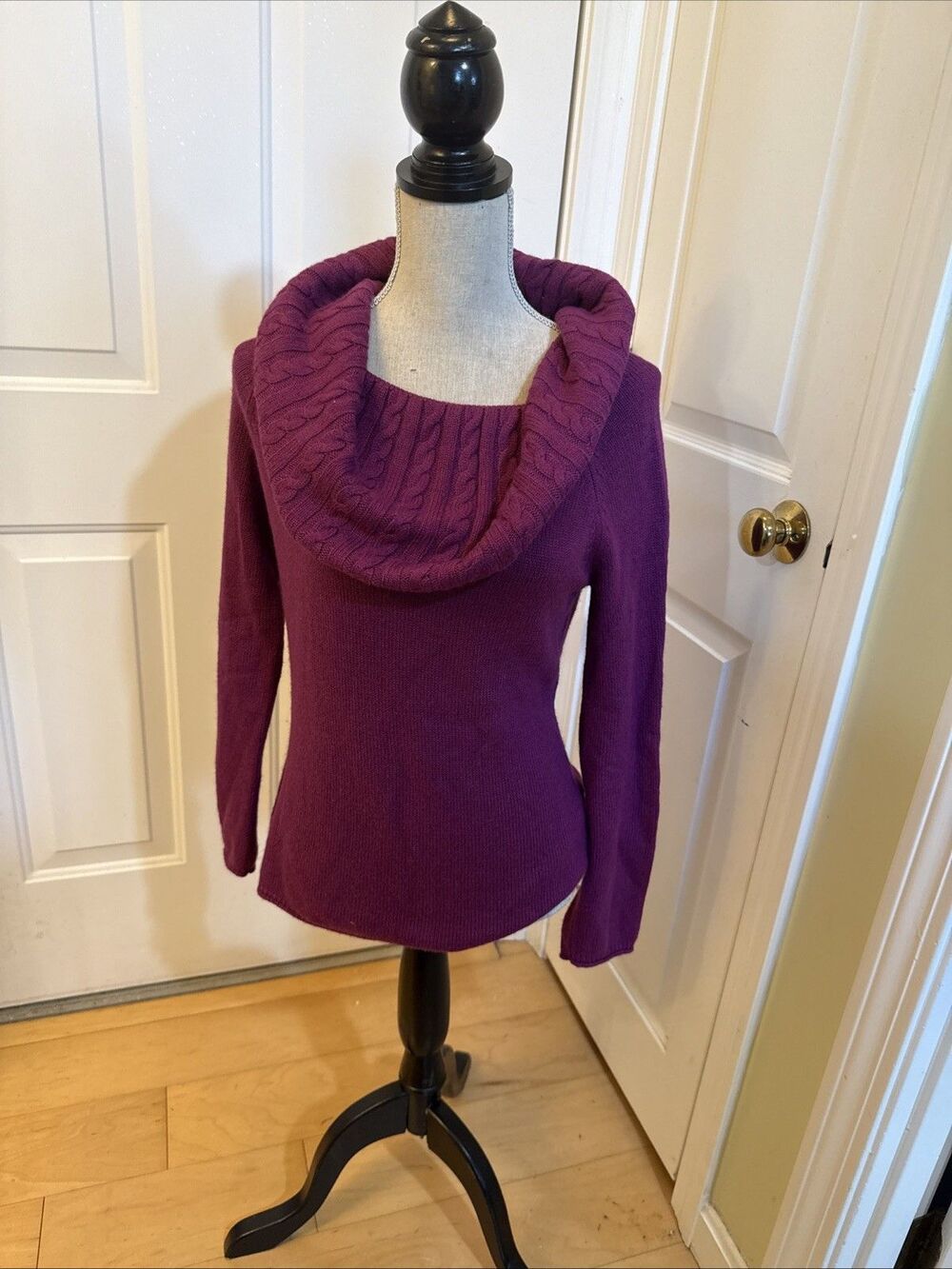 MAGENTA COWLNECK Unbranded Women’s Longsleeved Sweater Size M